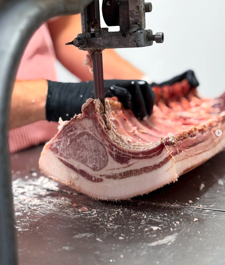 Příprava masa v kuchyni Bejkárny